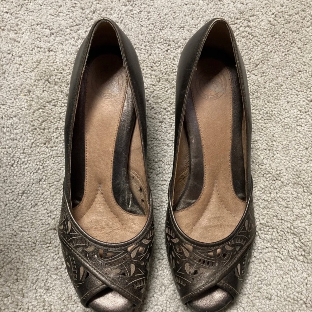 Women’s size 8 Nurture Brown/Bronze Dress Shoes PreOwned